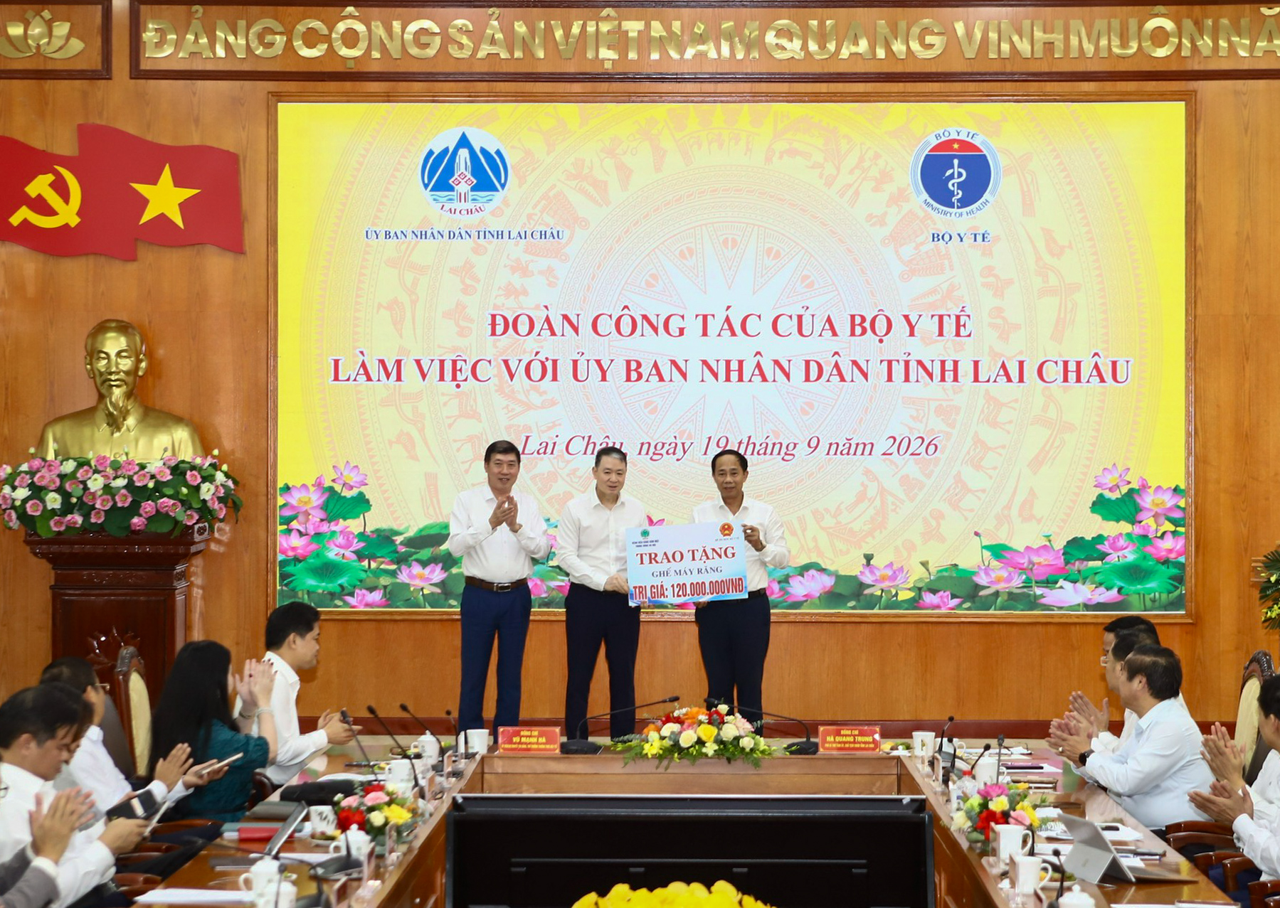 BỆNH VIỆN RĂNG HÀM MẶT TRUNG ƯƠNG HÀ NỘI ĐỒNG HÀNH CÙNG NGÀNH Y TẾ LAI CHÂU TRONG CÔNG TÁC BẢO VỆ, CHĂM SÓC VÀ NÂNG CAO SỨC KHỎE NHÂN DÂN 